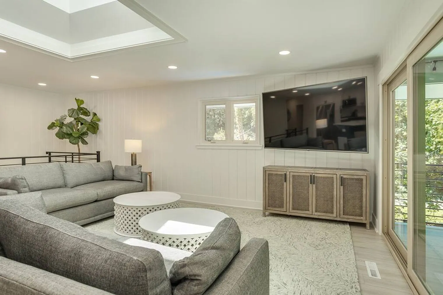 6 bed, 4.0 bath, $8,565 — Photo 3