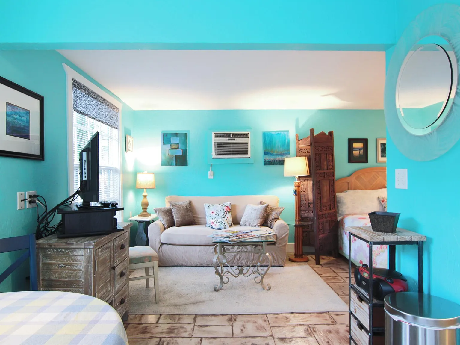 643 C Avenida Del Norte Studio Cottage — Photo 2
