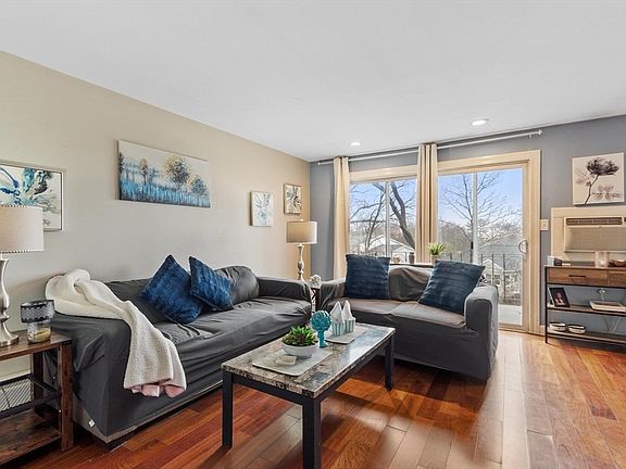 3rd image of 80 Edgelawn Ave APT 6