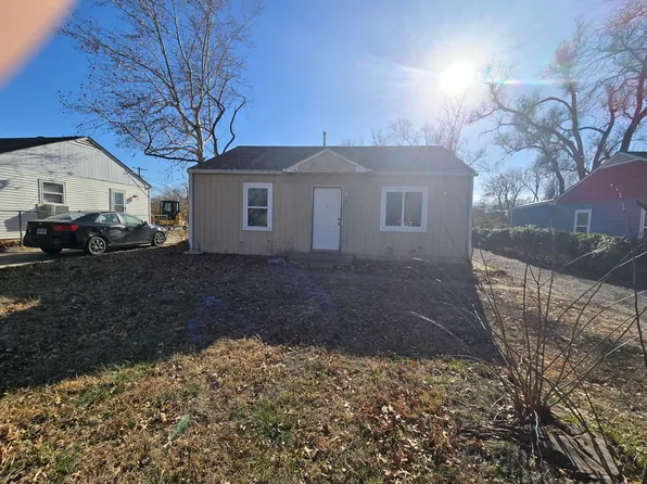 911 SE 33rd St, Topeka, KS 66605