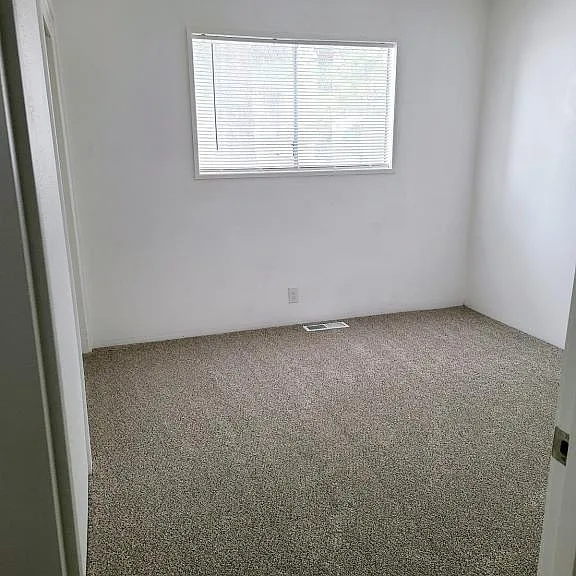 303 E Christina St — Photo 4