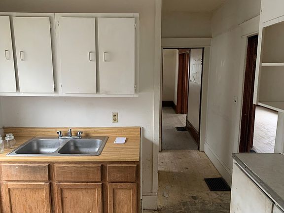 5th image of 433 E 4th St