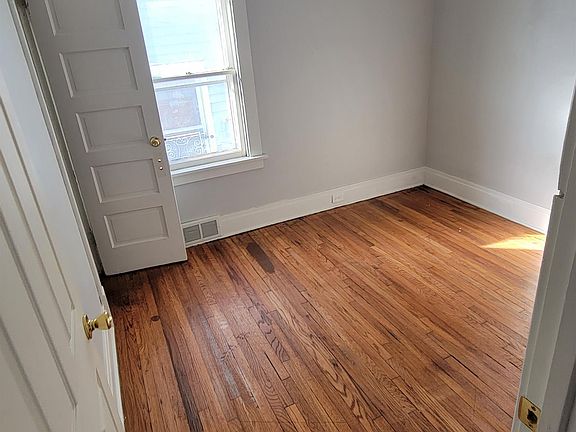 3rd image of 156 Hastings Ave