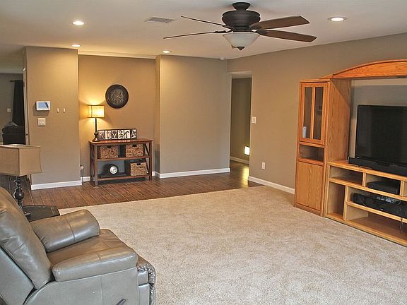 5th image of 2241 E Lincoln Dr