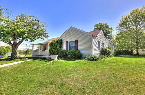 66 Chestnut St Photo 1