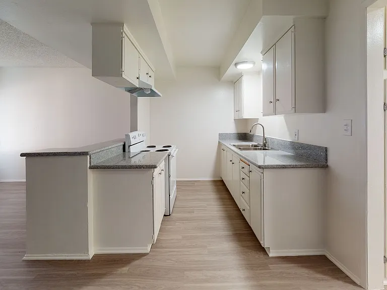 1735 Coronado Ave. — Photo 10