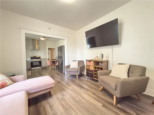 2 bed, 1.0 bath, 835 sqft, $1,400 — Photo 2