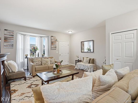 5th image of 29384 W Jennifer Dr