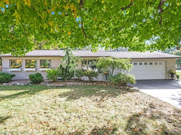 6512 Wealthy St, Clarkston, MI 48346