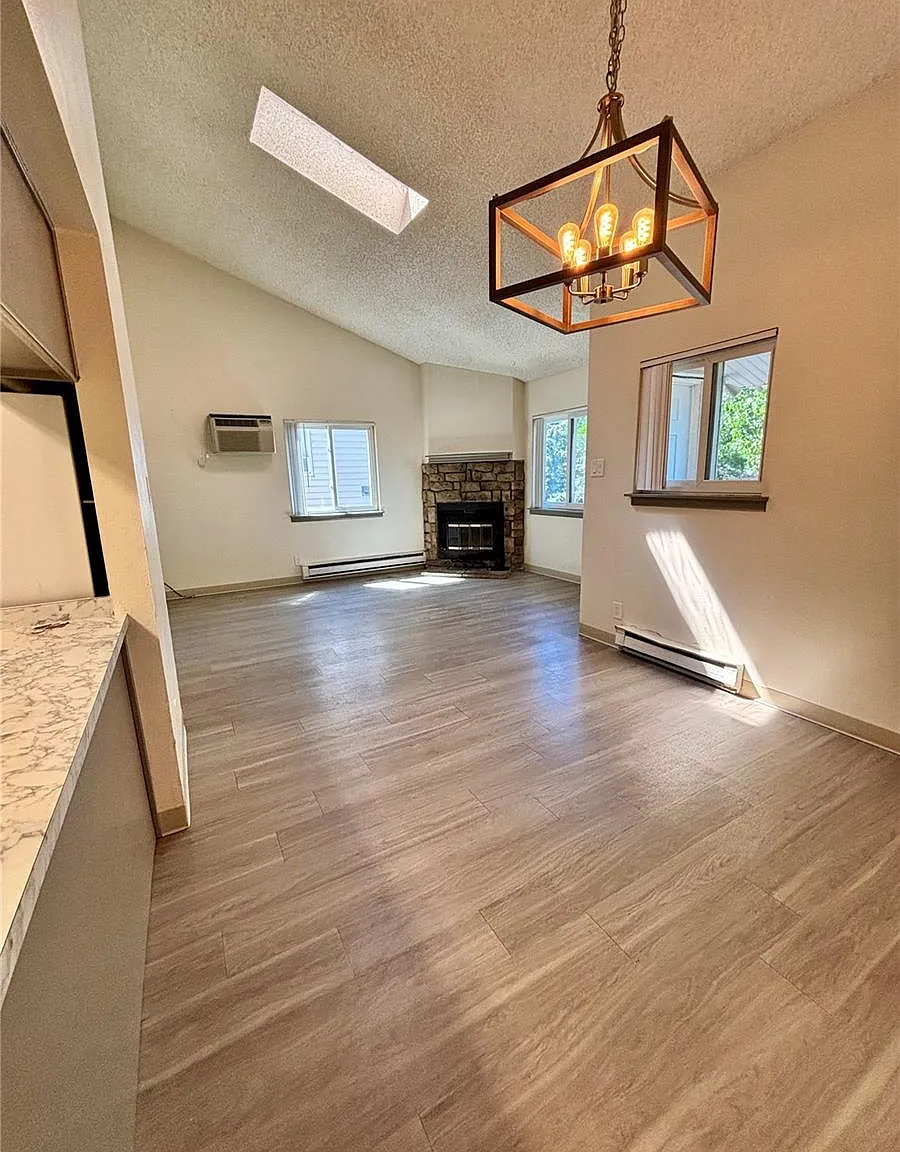 2 bed, 1.0 bath, 836 sqft, $1,595 — Photo 1