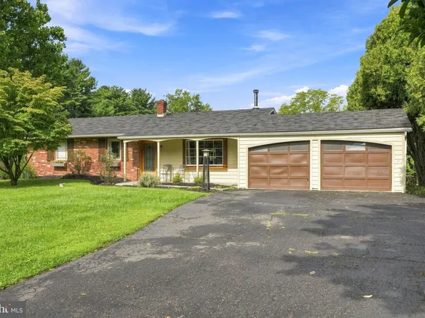272 W Sandy Ridge Rd, Doylestown, PA 18901