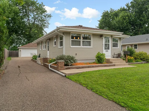 6738 Knoll St, Golden Valley, MN 55427