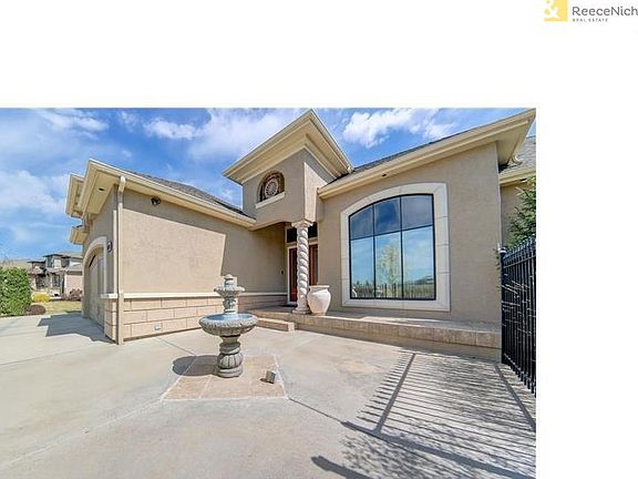 Wonderful court yard surrounded by fence. The fountain will remain with the home.