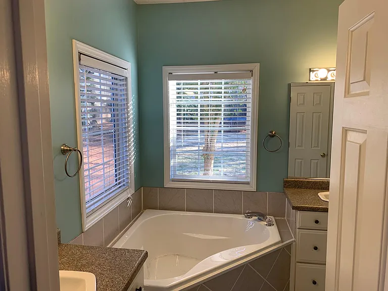 200 Rothbury Dr — Photo 5