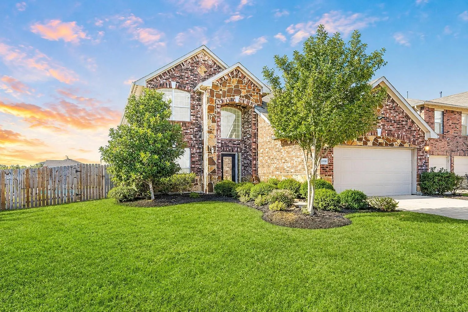 5 bed, 2.5 bath, 2803 sqft, $3,300 — Photo 2