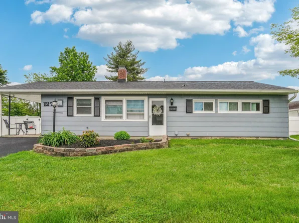 127 Elderberry Dr, Levittown, PA 19054