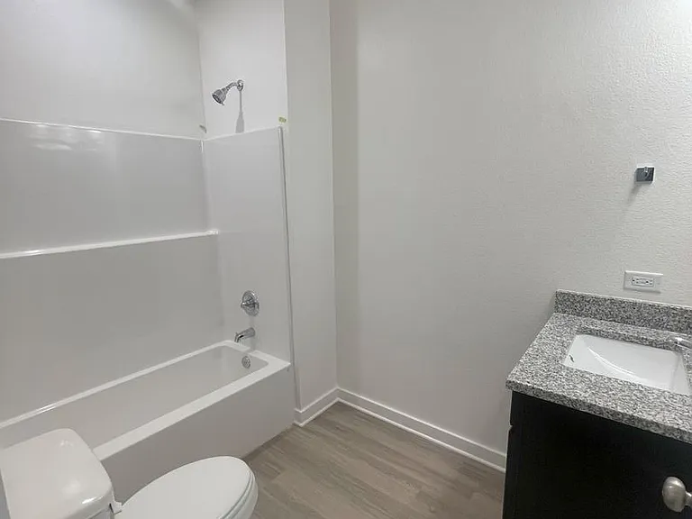 1612 W 5th St #1 — Photo 14