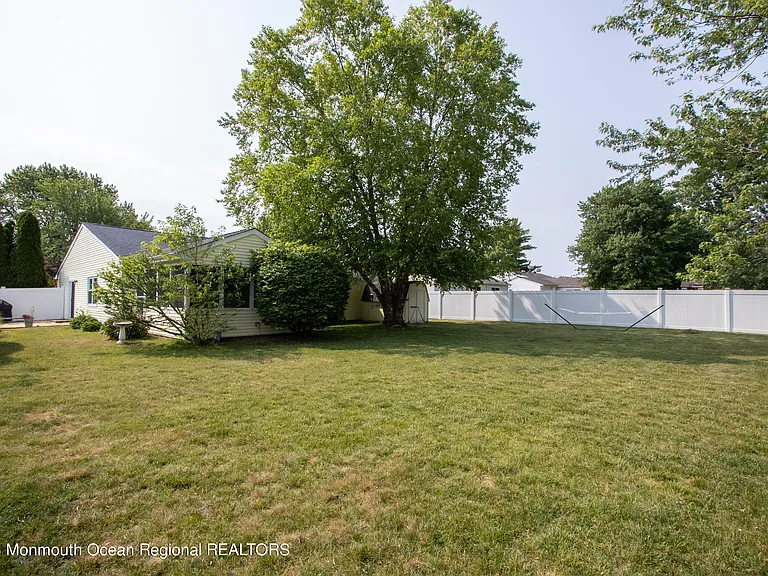49 Williamsburg Dr — Photo 31