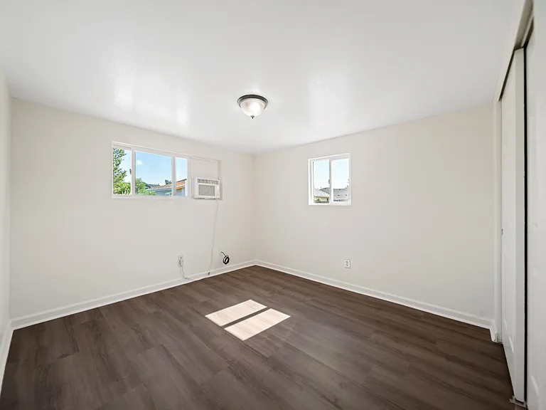562 Eastwood Dr — Photo 8