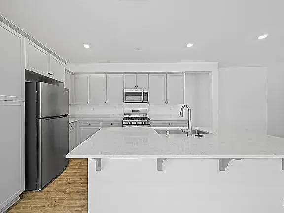 3 bed, 1400 sqft, $2,395 — Photo 3