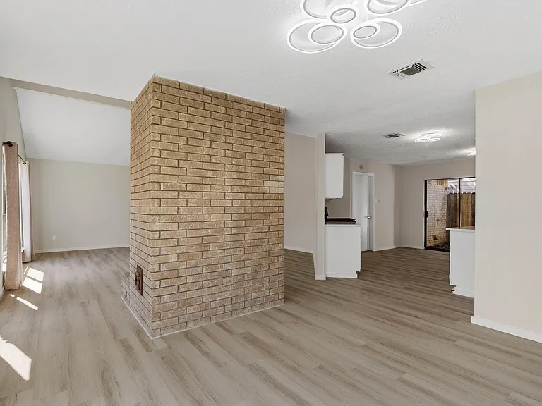 2210 Trail West St — Photo 11