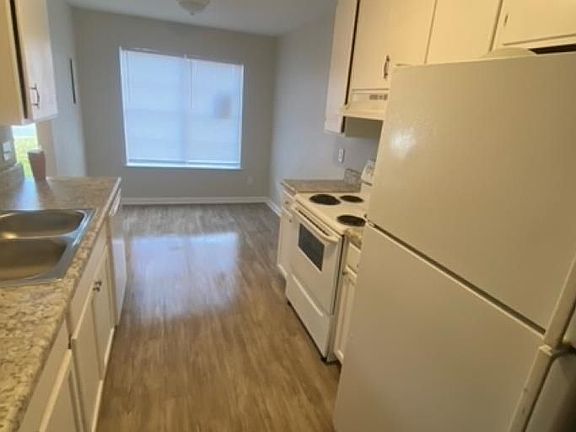 3rd image of 1550 Levy Ave