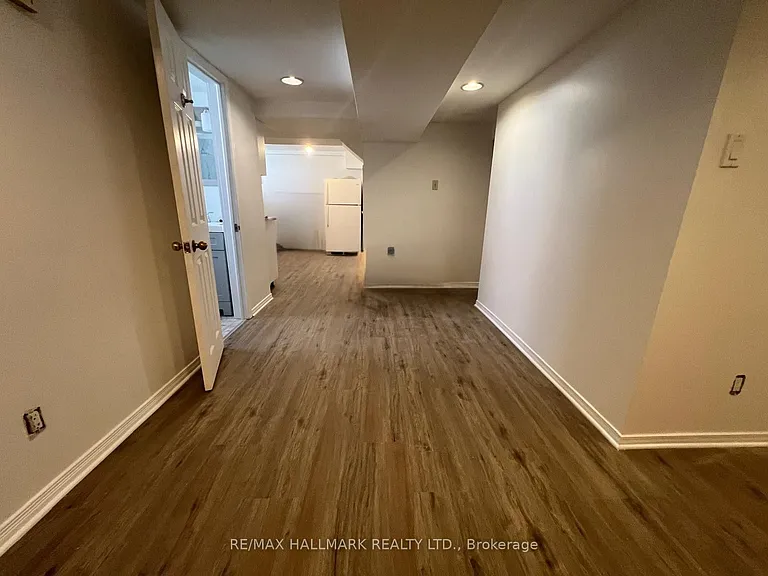 202 Heward Ave #LOWER — Photo 6