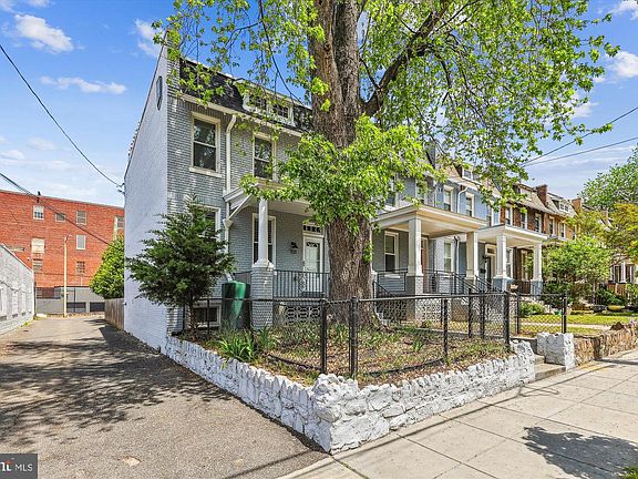 3rd image of 931 Farragut St NW