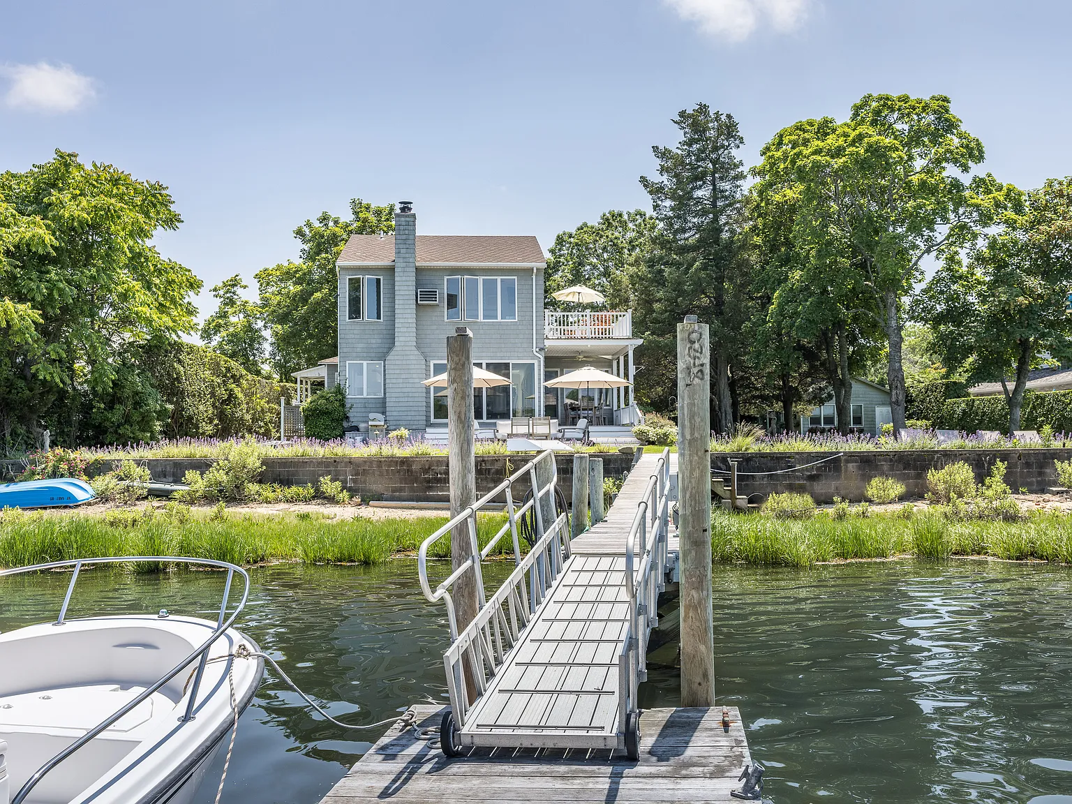 Incredible Private Sag Harbor Waterfront 3 bedroom with dock — Photo 2