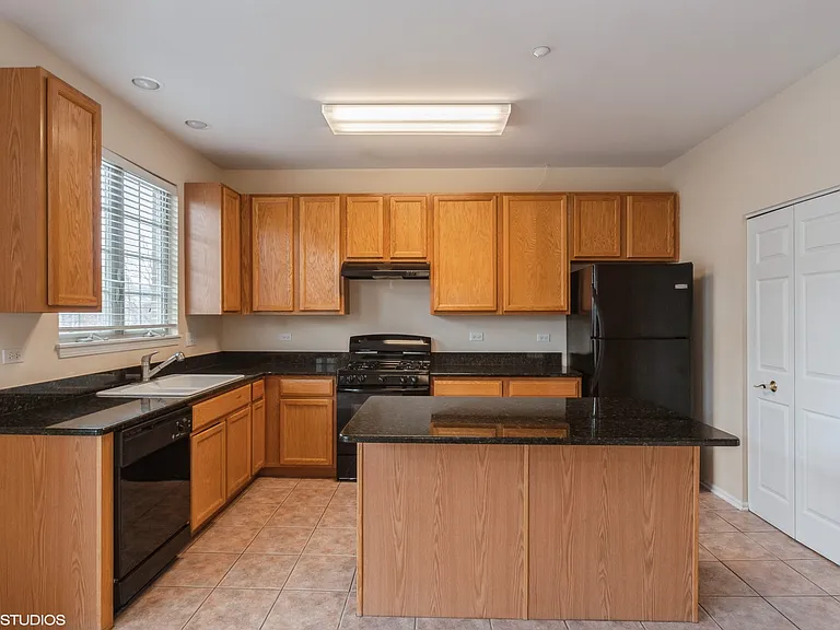 593 Prestwick Ln — Photo 6