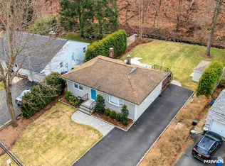 9 Sioux Ave, Oakland, NJ 07436