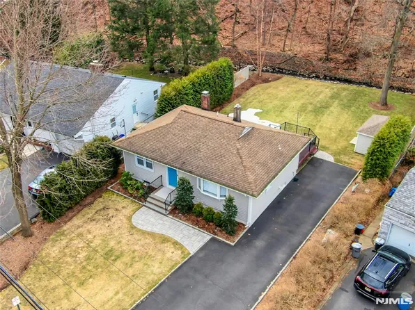 9 Sioux Ave, Oakland, NJ 07436