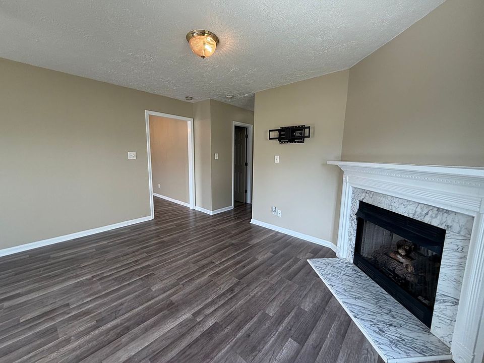 2nd image of 1098 Farm Pond Ln