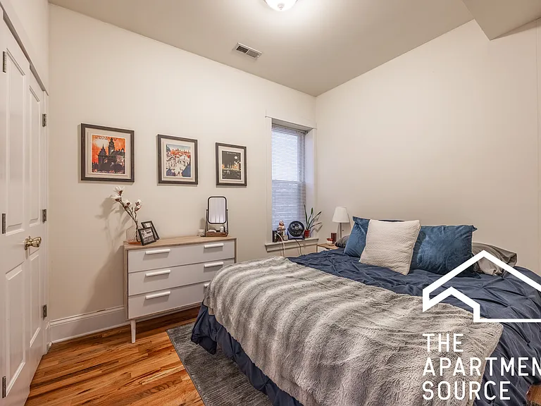 1935 N Wood St #4 — Photo 8