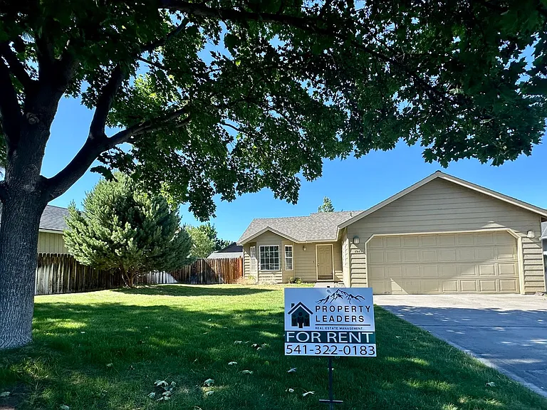 3025 SW Reindeer Ave — Photo 1
