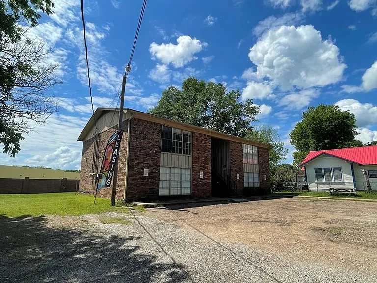 307 Canada St — Photo 1