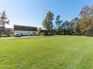 198 Jefferson Rd, Lake Waccamaw, NC 28450