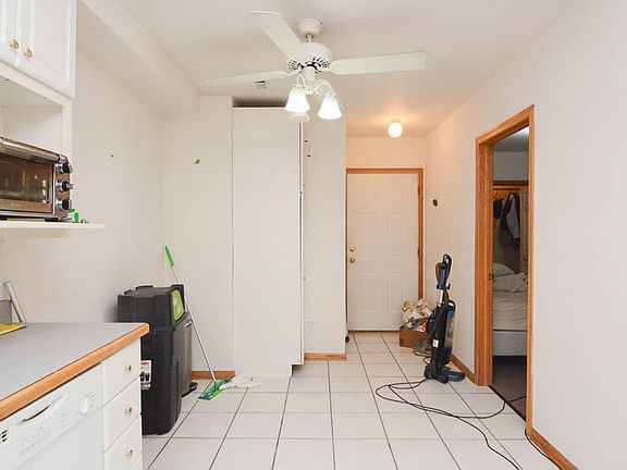 4th image of 1351 N Wolcott Ave #G
