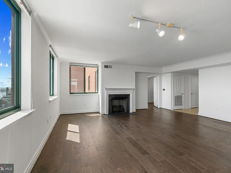 414 Water St #1812 — Photo 9