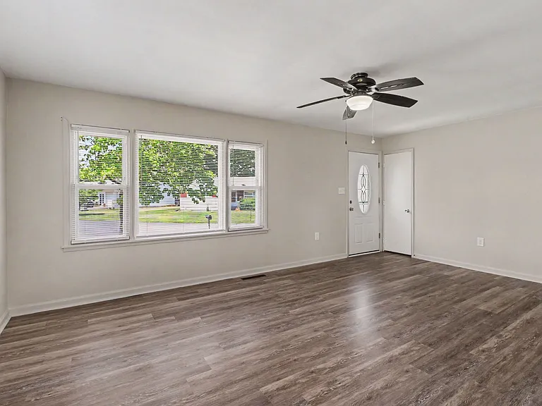 105 Maple Dr — Photo 8