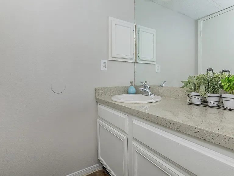 Lincoln Glens Apartments — Photo 29