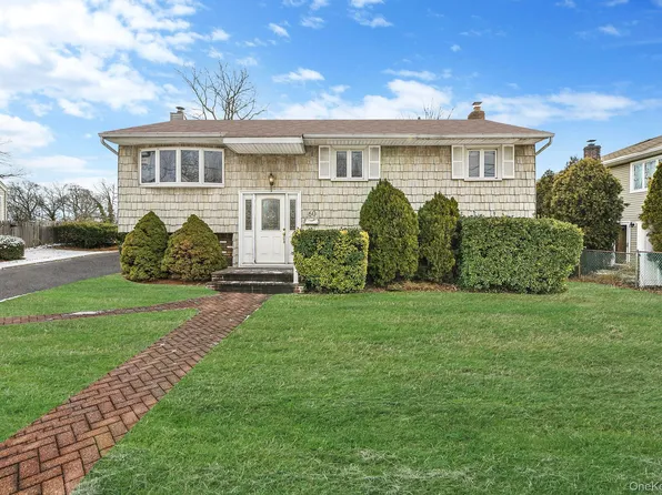 60 Liberty Ave, North Babylon, NY 11703