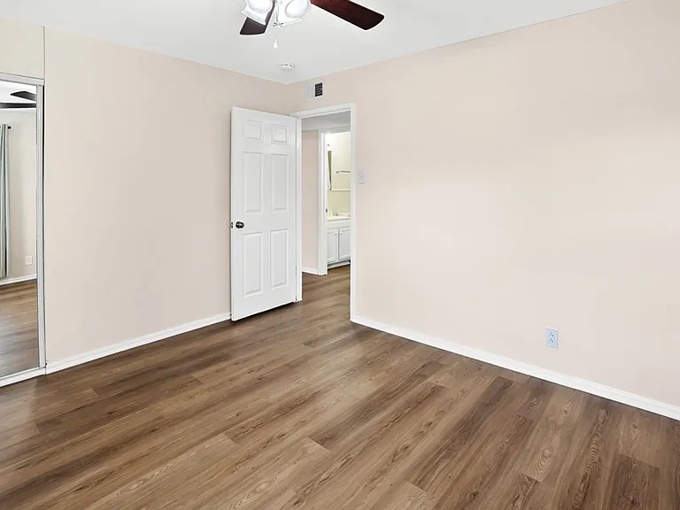 115 Harcourt Ave — Photo 17