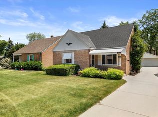 5768 N Lydell Ave, Whitefish Bay, WI 53217