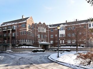 2365 Waukegan Rd APT 1C, Northbrook, IL 60062