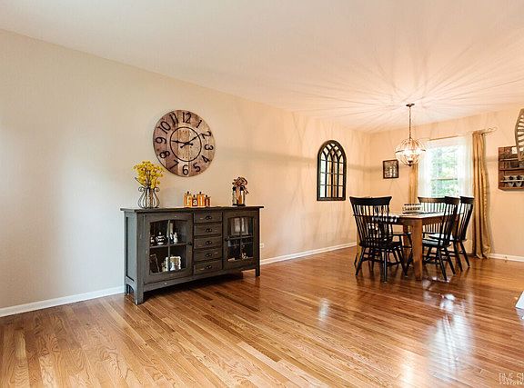 2nd image of 5 Oakview Ct