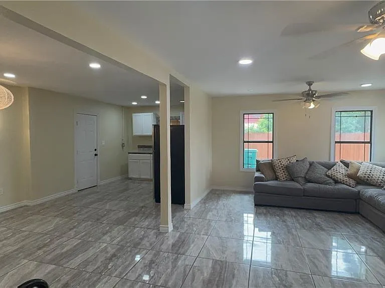 305 W Boone Ave — Photo 3