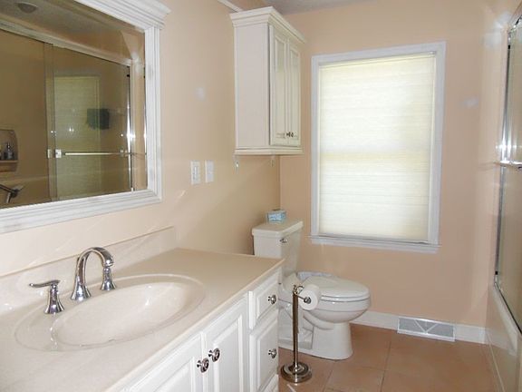 4th image of 76 Chateau Pl