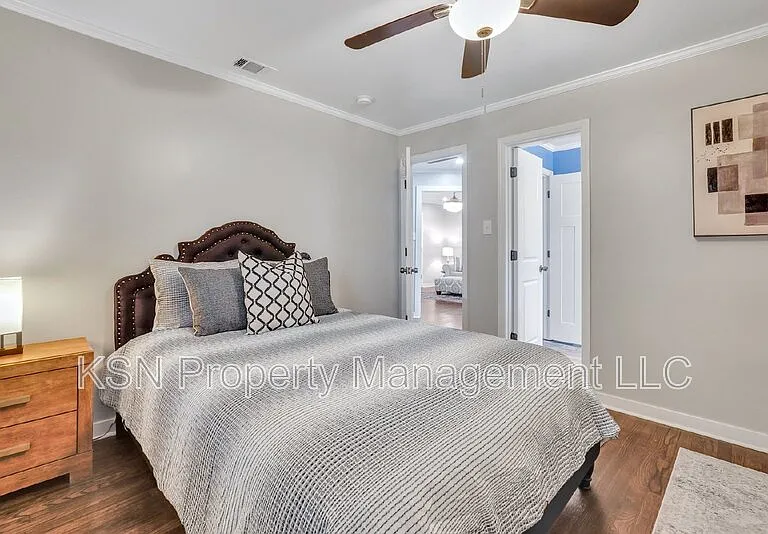 1305 E 32nd St — Photo 22