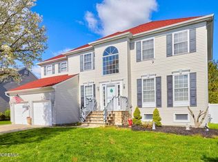 9 Paceview Dr, Howell, NJ 07731
